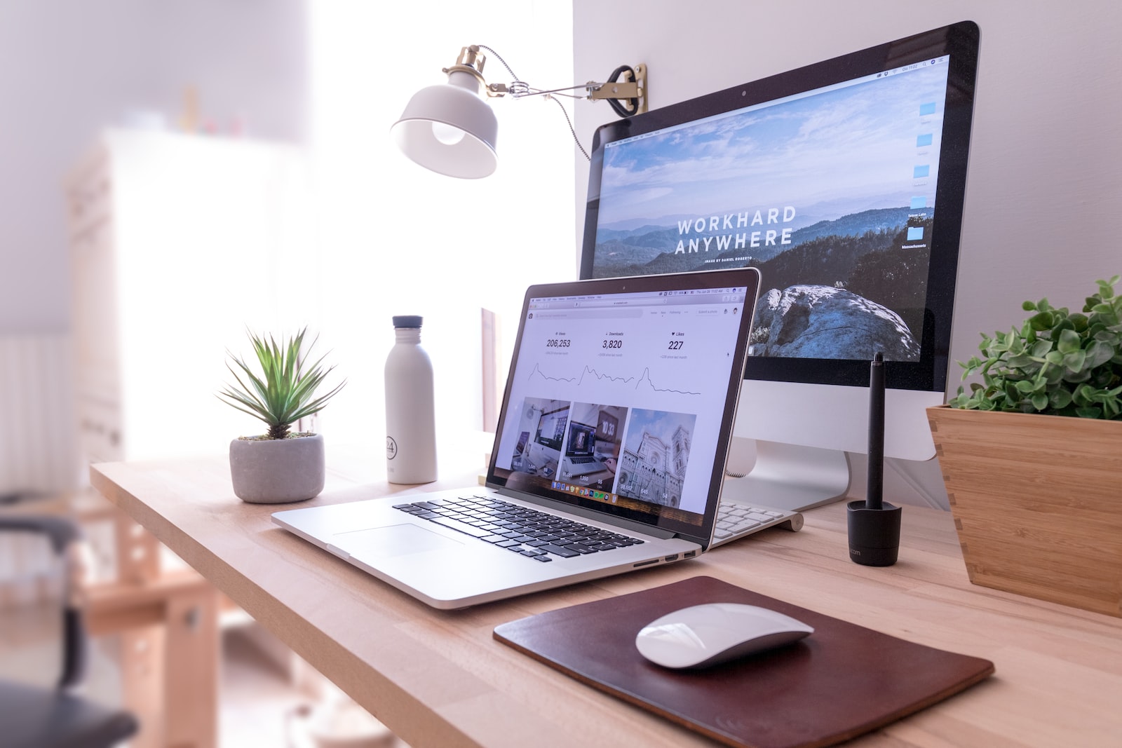MacBook Pro sur une table devant un imac