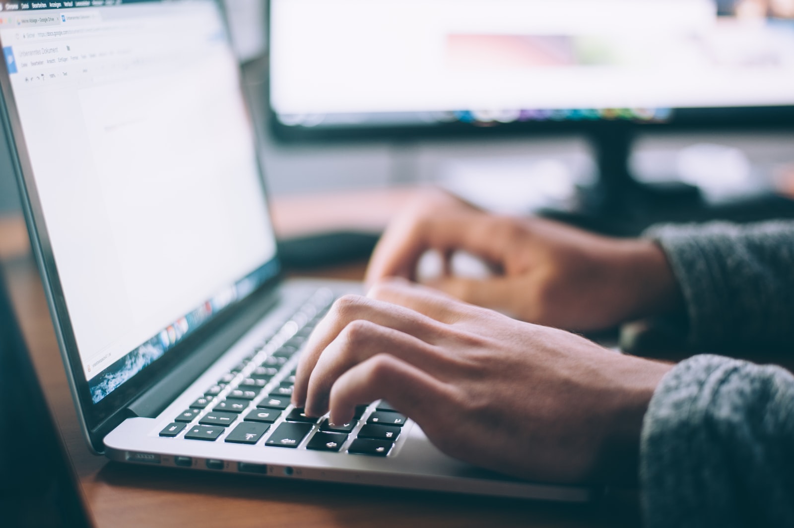 un développeur effectuant une maintenance de site internet